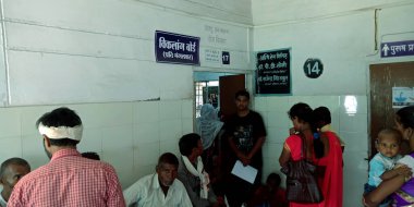 DİSTRİK KATNI, INDIA - 13 Ağustos 2019: Hint köyü halkı şehir devlet hastanesindeki engelliler koğuşunda kalabalık.