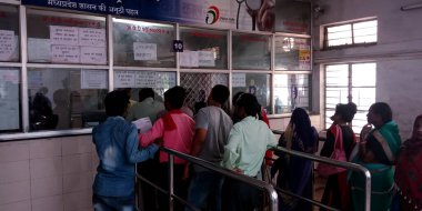 DİSTRİK KATNI, INDIA - 13 Ağustos 2019: Hint köylüleri şehir devlet hastanesindeki para sayacı penceresinde toplandılar.