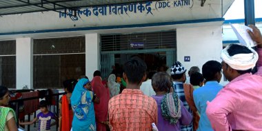 DİSTRİK KATNI, INDIA - 13 Ağustos 2019: Hint köyü halkı şehir hastanesi ücretsiz ilaç dağıtım merkezini ziyaret etti.