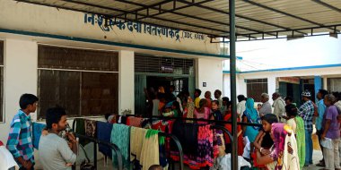 DİSTRİK KATNI, INDIA - 13 Ağustos 2019: Hint köyü halkı şehir devlet hastanesinde ücretsiz ilaç dağıtım merkezini doldurdu.