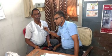 DİSTRİK KATNI, INDIA - 13 Ağustos 2019: Hindistan devlet hastanesi doktoru kalp atışlarını steteskopla köy hastasına test ediyor.