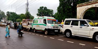 DİSTRİK KATNI, INDIA - 16 AĞUSTOS 2019: Hint devlet hastanesi ambulansı kurtarma için yola çıktı.