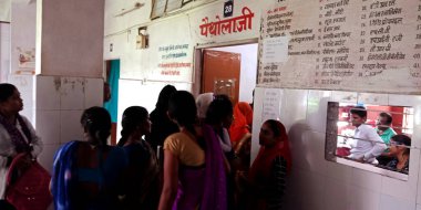 DISTRICT KATNI, INDIA - 18 Eylül 2019: Hint köyü kadın hasta kitlesi şehir hastanesi patoloji bölümünde.