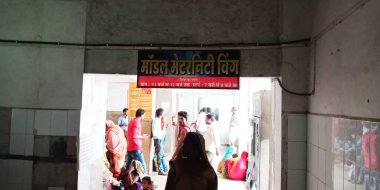 DİSTRİK KATNI, Hindistan - 18 Eylül 2019: Hint köyü halkı şehir devlet hastanesinde kalabalık.