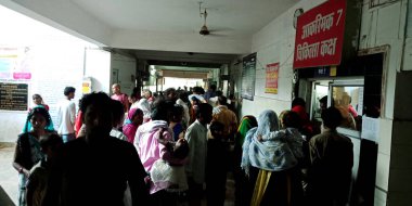 DİSTRİK KATNI, INDIA - 18 Eylül 2019: Hindistan köyündeki hasta şehir hastanesinin lobisinde toplanıyor.