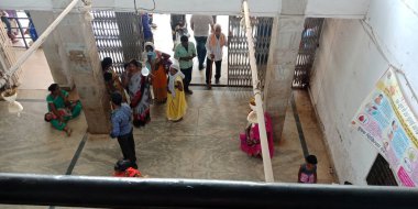 DİSTRİK KATNI, Hindistan - 18 Eylül 2019: Hint köyü halkı şehir devlet hastanesi lobisinde kalabalık.