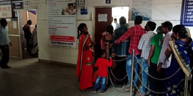 DİSTRİK KATNI, Hindistan - 18 Eylül 2019: Hint köylüleri şehir hastanesinde toplanıyor.