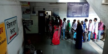 DİSTRİK KATNI, Hindistan - 18 Eylül 2019: Hint köylüleri şehir hastanesinde toplanıyor.