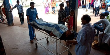 DİSTRİK KATNI, Hindistan - 18 Eylül 2019: Hint şehir hastanesi personeli hastayı sedyeye alıyor.