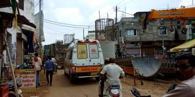 DİSTRİK KATNI, INDIA - 13 AĞUSTOS 2019: Hint devlet hastanesi ambulansı hastayı kurtarmak için yola çıktı.