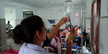 DISTRICT KATNI, INDIA - 28 Eylül 2019: Hintli bir kadın doktor, devlet hastanesindeki genel koğuş odasında glikoz şişesine iğne yapıyor.