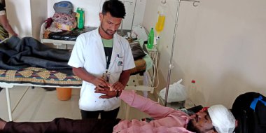 DISTRICT KATNI, INDIA - 28 Eylül 2019: Şehir hastanesinde hasta sağlığını kontrol eden Hintli bir erkek doktor.