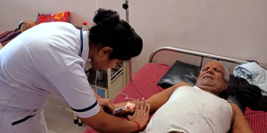 DISTRICT KATNI, Hindistan - 28 Eylül 2019: Bir Hintli kadın doktor, devlet hastanesinde hastalara iğne yapıyor.