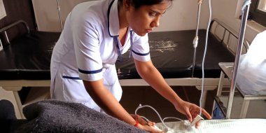 DİSTRİK KATNI, Hindistan - 28 Eylül 2019: Hintli bir kadın doktor, devlet hastanesinde hastayı kontrol ediyor.