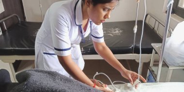 DİSTRİK KATNI, Hindistan - 28 Eylül 2019: Hintli bir kadın doktor, devlet hastanesinde hastayı kontrol ediyor.