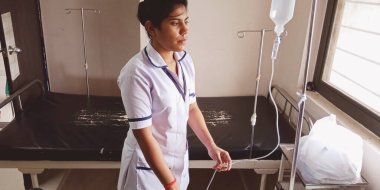 DİSTRİK KATNI, Hindistan - 28 Eylül 2019: Hintli bir kadın doktor, devlet hastanesinde hastayı kontrol ediyor.