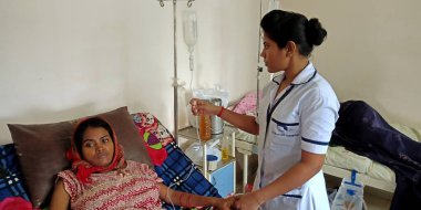 DİSTRİK KATNI, Hindistan - 28 Eylül 2019: Hintli bir kadın doktor şehir devlet hastanesinde kadın hastayı kontrol ediyor.