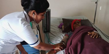 DISTRICT KATNI, INDIA - 28 Eylül 2019: Hintli bir bayan hemşire, devlet hastanesindeki kan basıncını kontrol ediyor..
