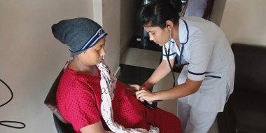 DİSTRİK KATNI, INDIA - 28 Eylül 2019: Şehir hastanesindeki hamile kadın hastaları kontrol eden Hintli bir kız.