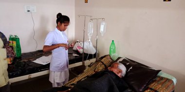 DISTRICT KATNI, Hindistan - 28 Eylül 2019: Hintli bir kadın doktor şehir hastanesinde glikoz şişesine iğne yapıyor.