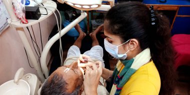 DISTRICT KATNI, Hindistan - 29 Eylül 2019: Hintli bir kadın diş hekimi şehir hastanesindeki diş sağlığı kliniğinde diş sorununu kontrol ediyor.