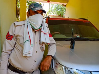 DISTRICT KATNI, INDIA - 21 Mayıs 2020: Corona virüsü koruması için maske takan Hintli bir polis memuru.