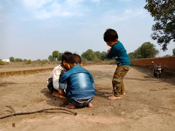 District Bilaspur India 2020 Február Három Indiai Kisgyerek Játszik Együtt — Stock Fotó