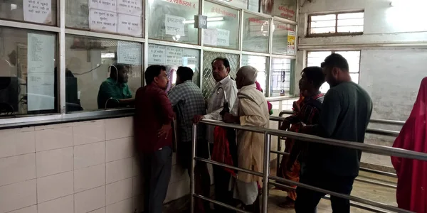 DİSTRİK KATNI, INDIA - 18 Eylül 2019: Hint köylüleri şehir hastanesinin pencere numarasına atanmak için toplanıyor.