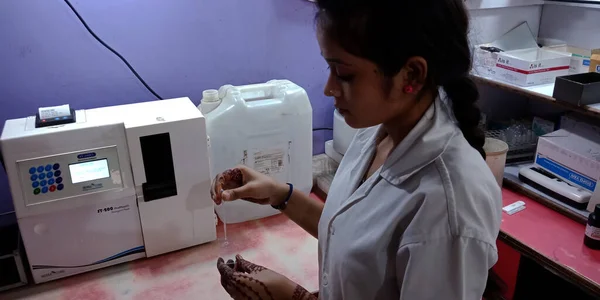 District Katni India Wrzesień 2019 Indyjska Technik Laboratoryjna Badająca Próbki — Zdjęcie stockowe