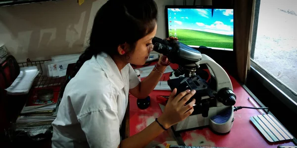 District Katni India Wrzesień 2019 Indyjska Technik Laboratoryjny Badająca Próbkę — Zdjęcie stockowe