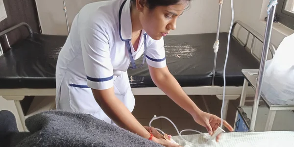 DİSTRİK KATNI, Hindistan - 28 Eylül 2019: Hintli bir kadın doktor, devlet hastanesinde hastayı kontrol ediyor.