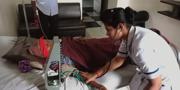 District Katni Inde Septembre 2019 Une Infirmière Indienne Vérifie Pression — Photo