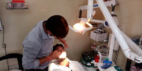 District Katni India Wrzesień 2019 Indyjski Dentysta Sprawdzający Infekcję Jamy — Zdjęcie stockowe