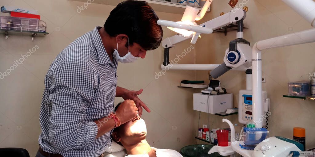 DISTRICTO KATNI, INDIA 29 DE SEPTIEMBRE DE 2019 Un dentista