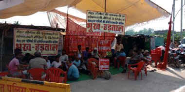 DİSTRİK KATNI, Hindistan - 12 Aralık 2019: Hint Maihar çimento fabrikası işçisi yolda açlık grevi.