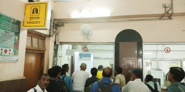 DİSTRİK KATNI, Hindistan - 15 ARALIK 2019: Hint turistler demiryolu sorgu gişesinde kalabalıklar.