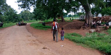 DİSTRİK KATNI, Hindistan - 15 ARALIK 2019: Zavallı Baba ve Oğlu ellerinde tutarak sokaklara dökülüyor.