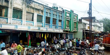 DİSTRİK KATNI, Hindistan - 08 AĞUSTOS 2019: Hint pazarı insanları sokak pazarında kalabalık.