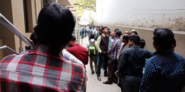 CITY DELHI, INDIA - 25 HAZİRAN 2020: Hintli çok katlı pazarlama çalışanları yıllık toplantı için şirket avlusuna akın ettiler.