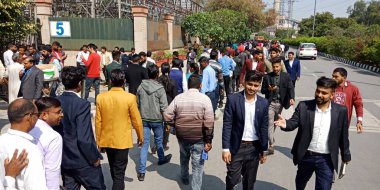 CITY DELHI, INDIA - 25 HAZİRAN 2020: Hint profesyonel insanlar Delhi 'deki Thyagaraj Spor Kompleksi' nde yıllık şirket etkinliği için kalabalıklar.