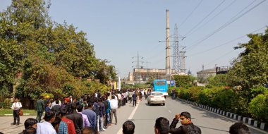 CITY DELHI, INDIA - 25 HAZİRAN 2020: Hindistan halkı Delhi 'deki Thyagaraj Spor Stadyumu' nda yıllık şirket konferansı için kalabalık.