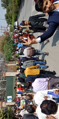 CITY DELHI, INDIA - 25 HAZİRAN 2020: Hintli çok katlı pazarlama çalışanları Delhi 'deki Thyagaraj Spor Kompleksi' nde yıllık şirket konferansı için kalabalıklar.