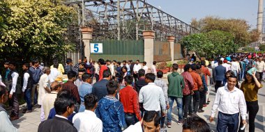 CITY DELHI, INDIA - 25 HAZİRAN 2020: Hindistan halkı Delhi 'deki Thyagaraj Spor Kompleksi' nde yıllık şirket konferansı için toplanıyor.