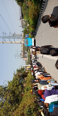 CITY DELHI, INDIA - 25 HAZİRAN 2020: Delhi 'deki Thyagaraj Spor Stadyumu' nda yıllık şirket etkinliği için Hindistanlılar kalabalık.