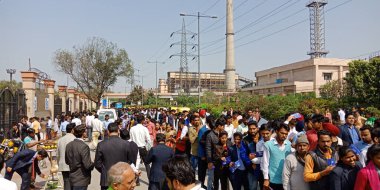CITY DELHI, INDIA - 25 HAZİRAN 2020: Hindistan halkı Delhi 'deki Thyagaraj Spor Stadyumu' nda yıllık şirket konferansı için kalabalık.