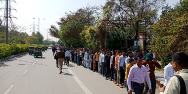 CITY DELHI, INDIA - 25 HAZİRAN 2020: Delhi 'deki Thyagaraj Spor Stadyumu' nda yıllık şirket konferansı için sırada bekleyen Asyalılar.