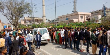 CITY DELHI, INDIA - 25 Ocak 2020: Delhi 'deki Thyagaraj Spor Stadyumu' nda yıllık şirket etkinlikleri için sırada bekleyen Hintli insanlar.