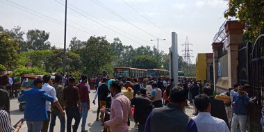 CITY DELHI, INDIA - 25 HAZİRAN 2020: Hint halkı Delhi 'deki Thyagaraj Spor Kompleksi' nde yıllık şirket programı için kalabalık.