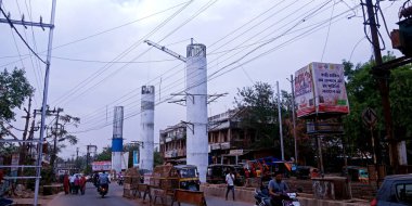 DİSTRİK KATNI, Hindistan - 12 ARALIK 2019: Asyalı taşımacılar yolda kalabalık.