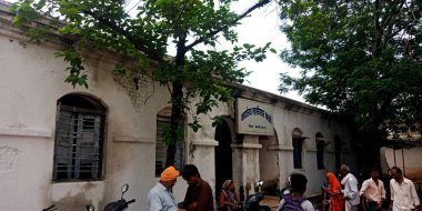 DİSTRİK KATNI, INDIA - 12 ARALIK 2019: Hükûmet İdari Hâkim Ofisinde toplanan Hintli köylüler.